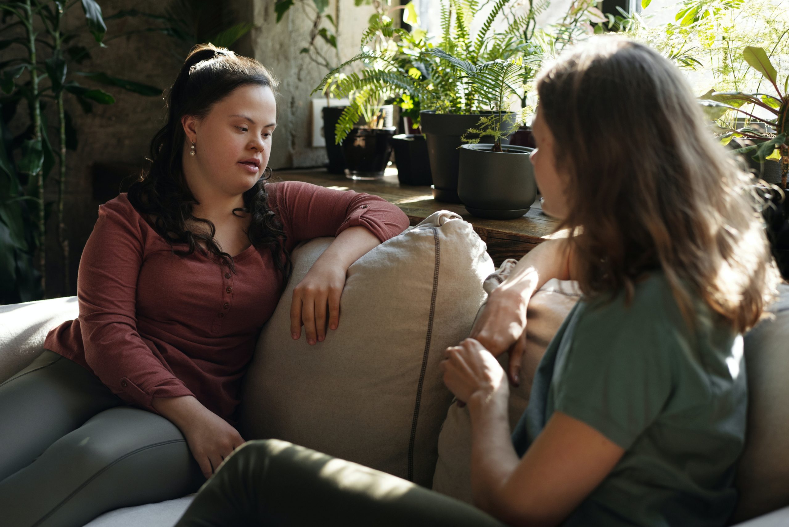 Bild zweier Frauen auf einem Sofa als Einstieg in das Lernmodul "Psychische Störungen bei Schülerinnen mit einer geistigen Behinderung