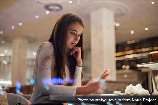 Bild einer jungen Frau mit einem Smartphone als Teaserbild eines digiLL-Lernmoduls zum Thema Cybermobbing